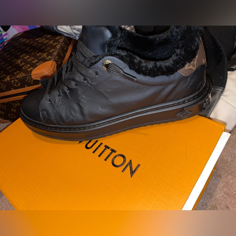 Louis Vuitton time out men’s size 9 like new worn a few times only!!!